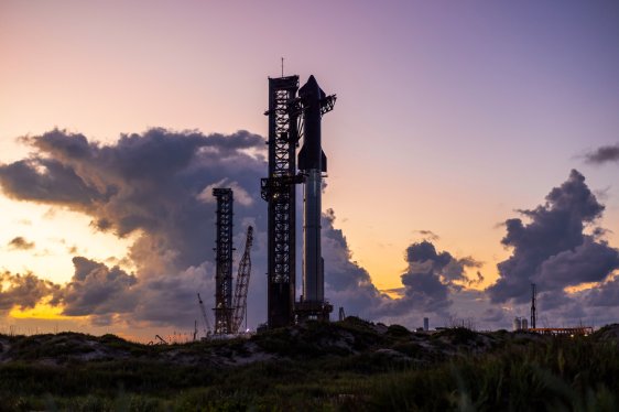 SpaceX deploys Starlink satellites on Starship.